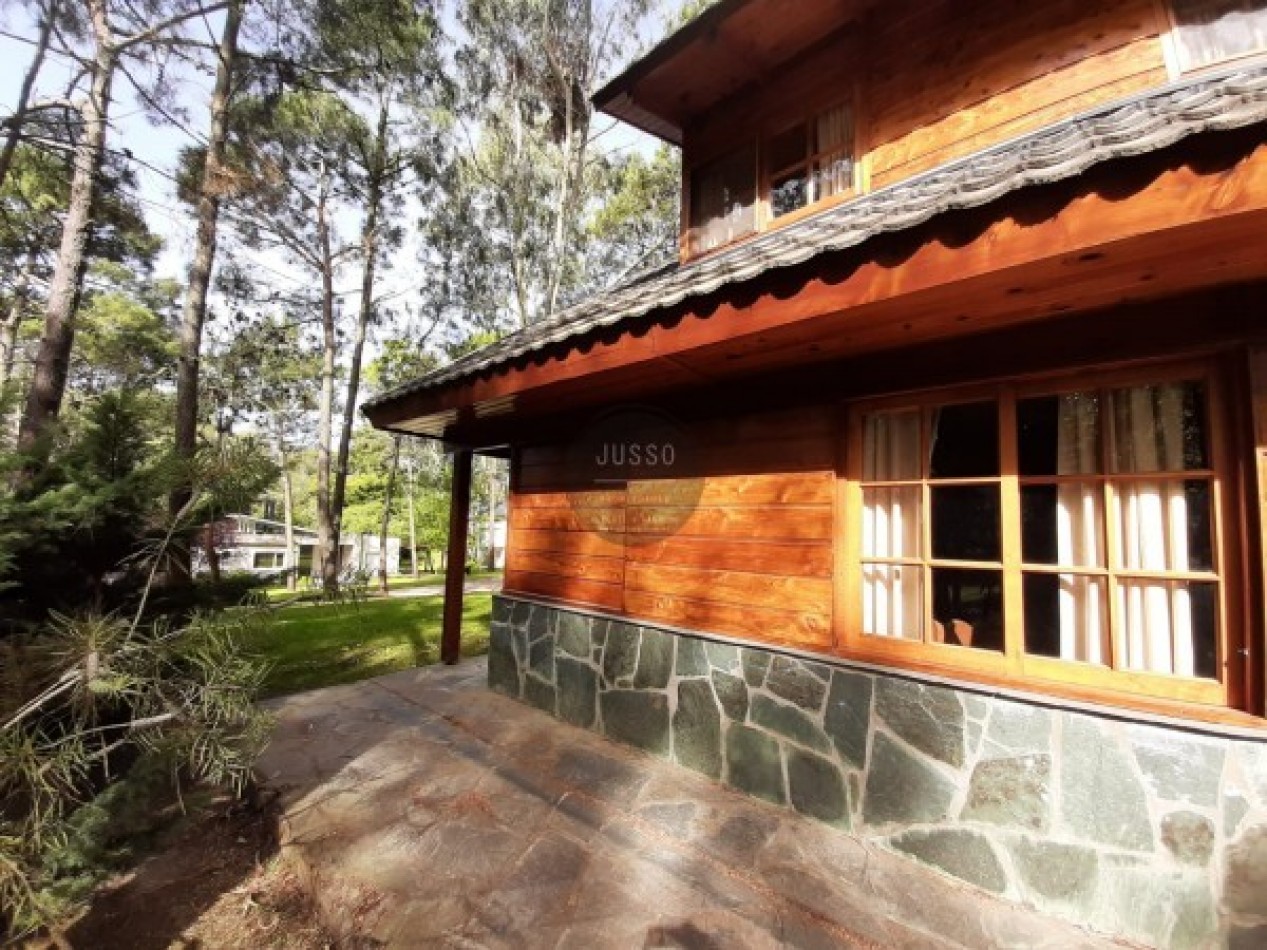 CASA 4 AMBIENTES VENTA CARILO CERCA DEL GOLF