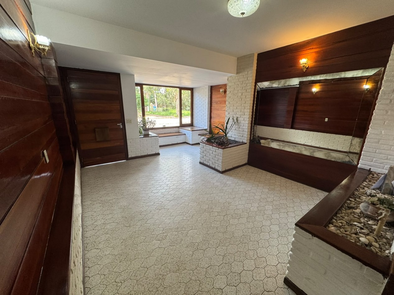 Venta de amplio monoambiente en el centro de Pinamar