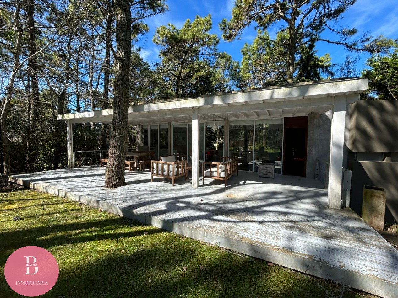 Casa Moderna Minimalista en el Bosque de Carilo con 4 Dormitorios 2 en Suite, Losa Radiante, Diseño de Hormigon Visto y Amplio Lote de 932 m²