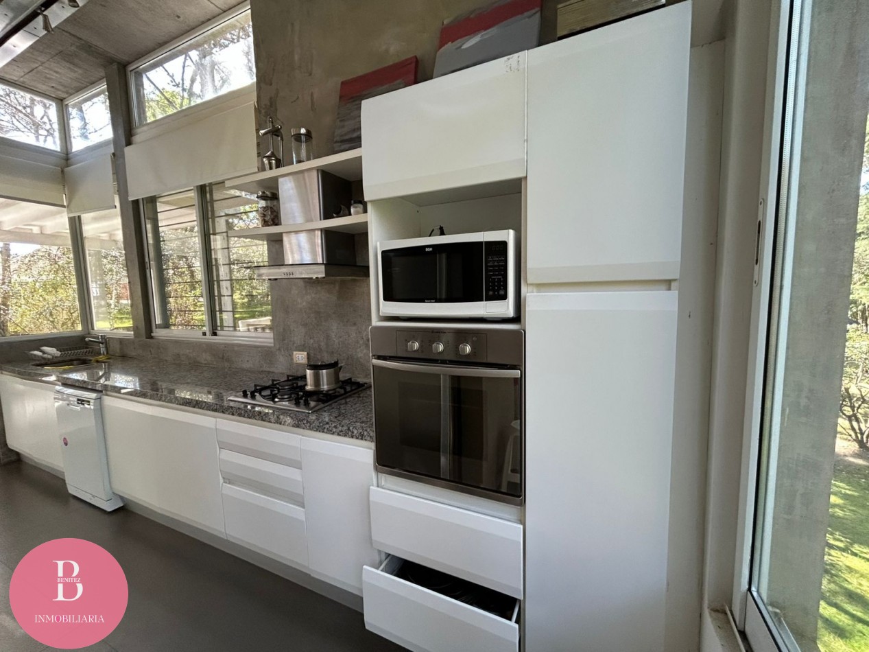 Casa Moderna Minimalista en el Bosque de Carilo con 4 Dormitorios 2 en Suite, Losa Radiante, Diseño de Hormigon Visto y Amplio Lote de 932 m²