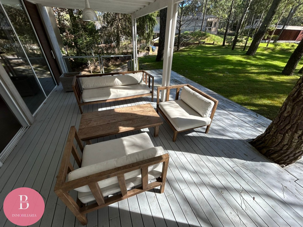Casa Moderna Minimalista en el Bosque de Carilo con 4 Dormitorios 2 en Suite, Losa Radiante, Diseño de Hormigon Visto y Amplio Lote de 932 m²