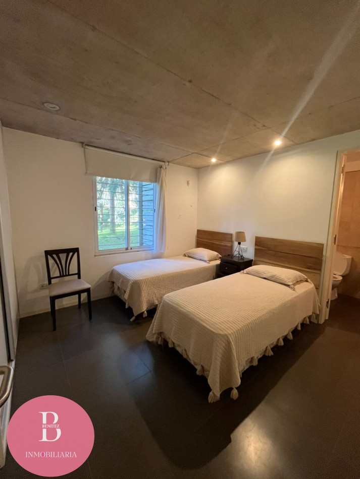 Casa Moderna Minimalista en el Bosque de Carilo con 4 Dormitorios 2 en Suite, Losa Radiante, Diseño de Hormigon Visto y Amplio Lote de 932 m²