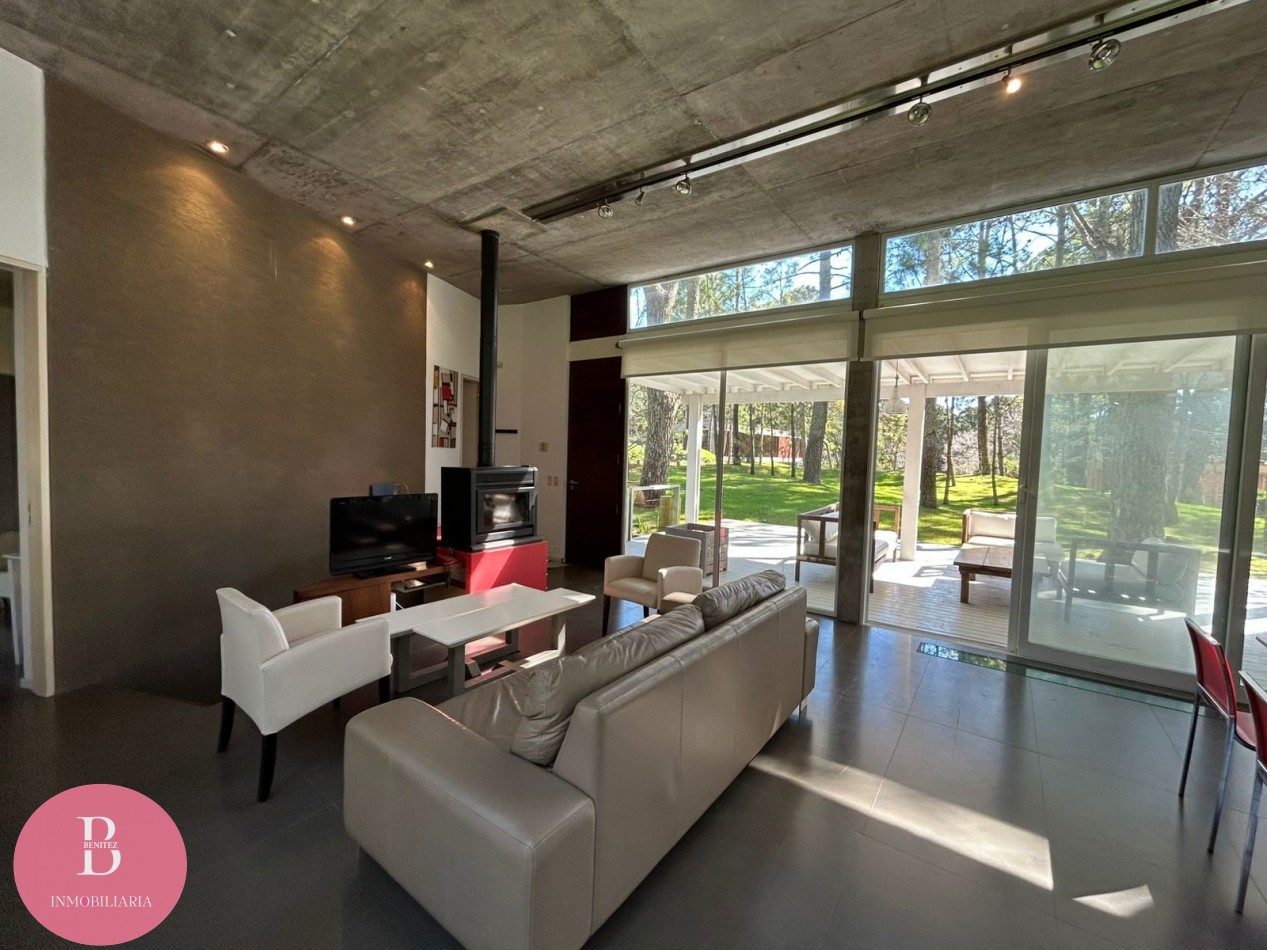 Casa Moderna Minimalista en el Bosque de Carilo con 4 Dormitorios 2 en Suite, Losa Radiante, Diseño de Hormigon Visto y Amplio Lote de 932 m²