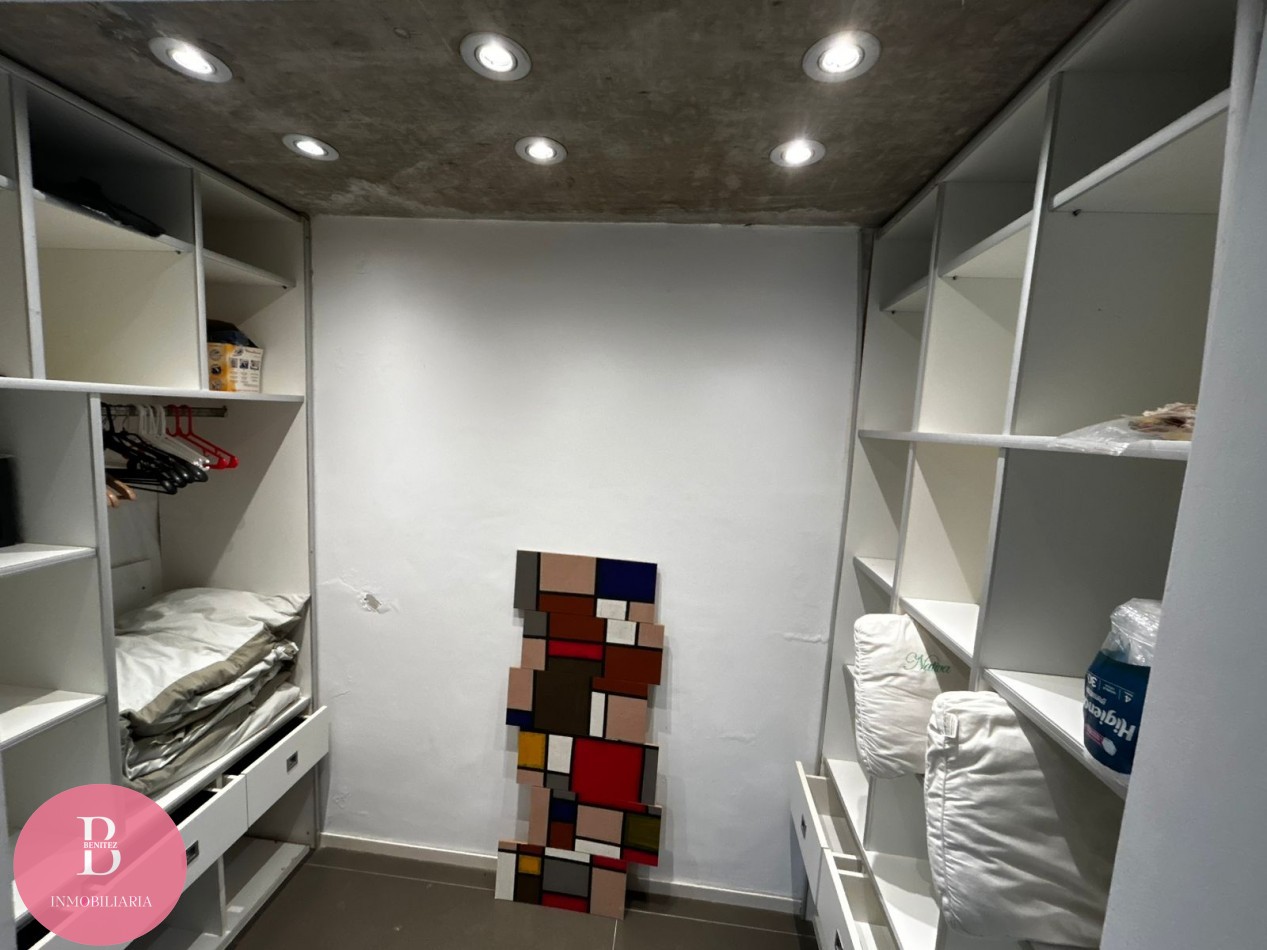 Casa Moderna Minimalista en el Bosque de Carilo con 4 Dormitorios 2 en Suite, Losa Radiante, Diseño de Hormigon Visto y Amplio Lote de 932 m²