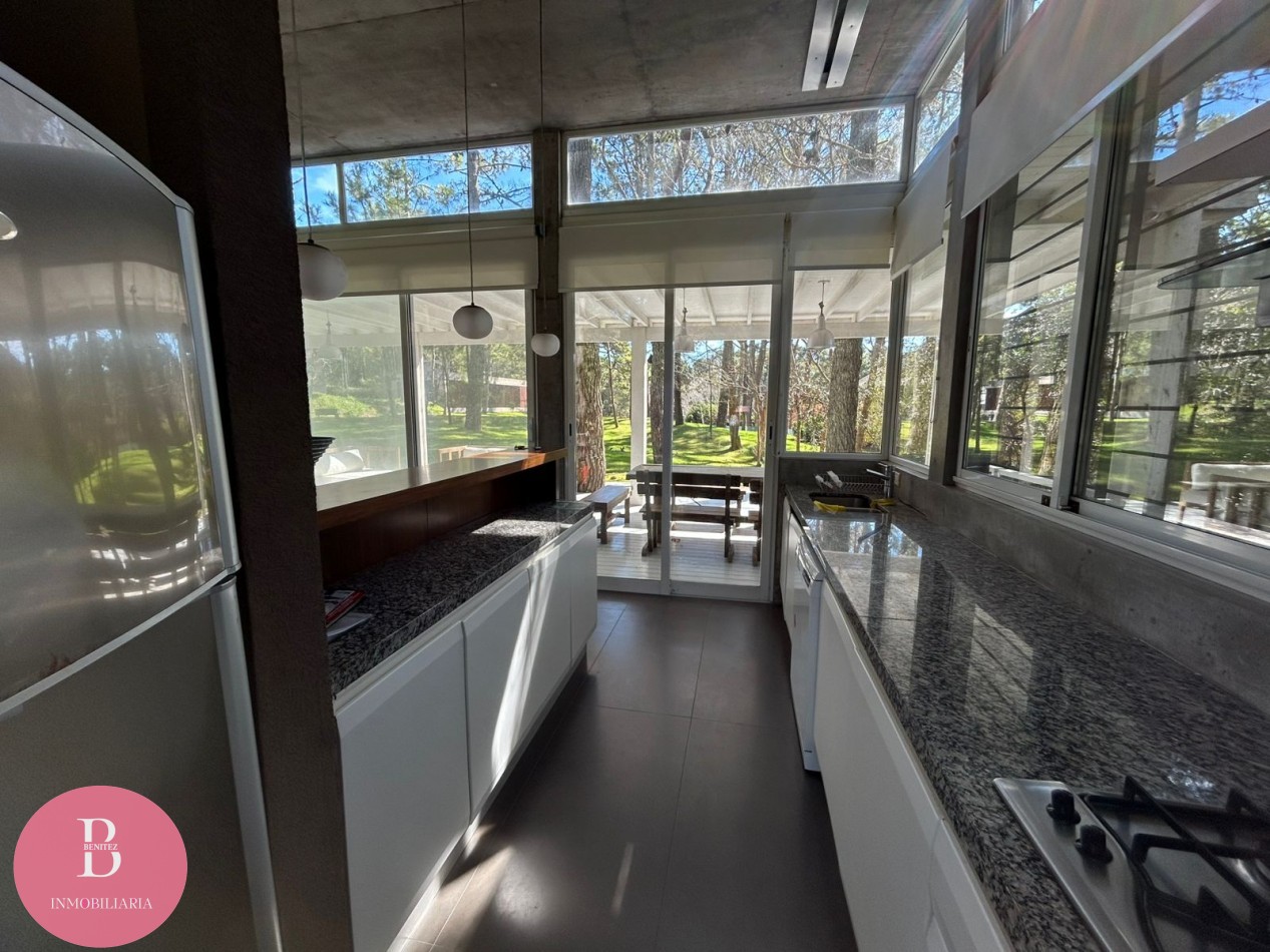 Casa Moderna Minimalista en el Bosque de Carilo con 4 Dormitorios 2 en Suite, Losa Radiante, Diseño de Hormigon Visto y Amplio Lote de 932 m²