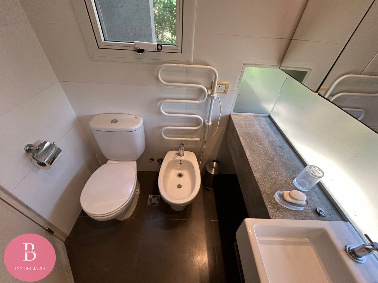 Casa Moderna Minimalista en el Bosque de Carilo con 4 Dormitorios 2 en Suite, Losa Radiante, Diseño de Hormigon Visto y Amplio Lote de 932 m²