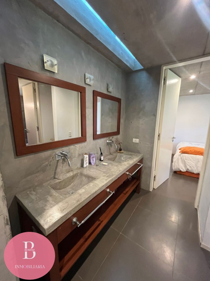 Casa Moderna Minimalista en el Bosque de Carilo con 4 Dormitorios 2 en Suite, Losa Radiante, Diseño de Hormigon Visto y Amplio Lote de 932 m²