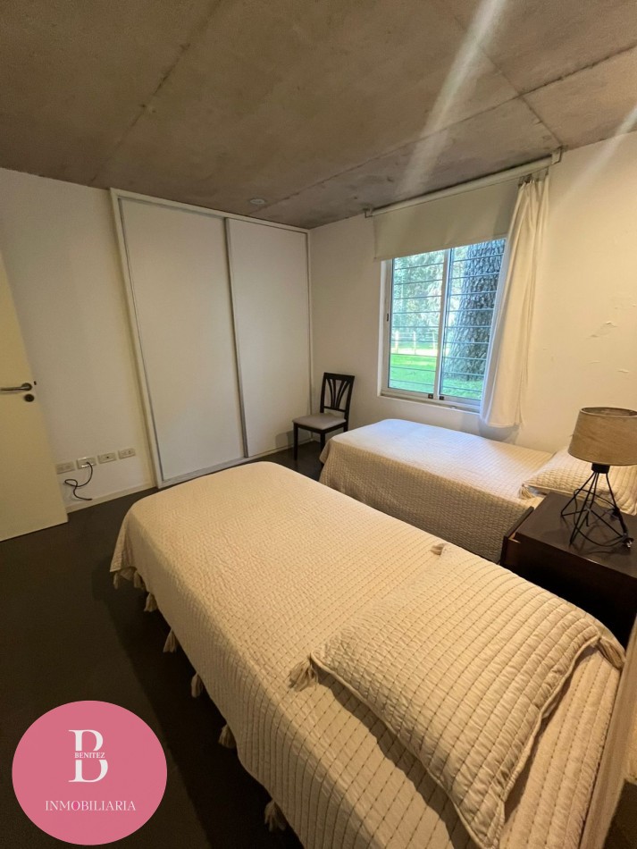 Casa Moderna Minimalista en el Bosque de Carilo con 4 Dormitorios 2 en Suite, Losa Radiante, Diseño de Hormigon Visto y Amplio Lote de 932 m²