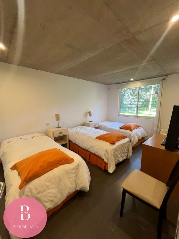 Casa Moderna Minimalista en el Bosque de Carilo con 4 Dormitorios 2 en Suite, Losa Radiante, Diseño de Hormigon Visto y Amplio Lote de 932 m²
