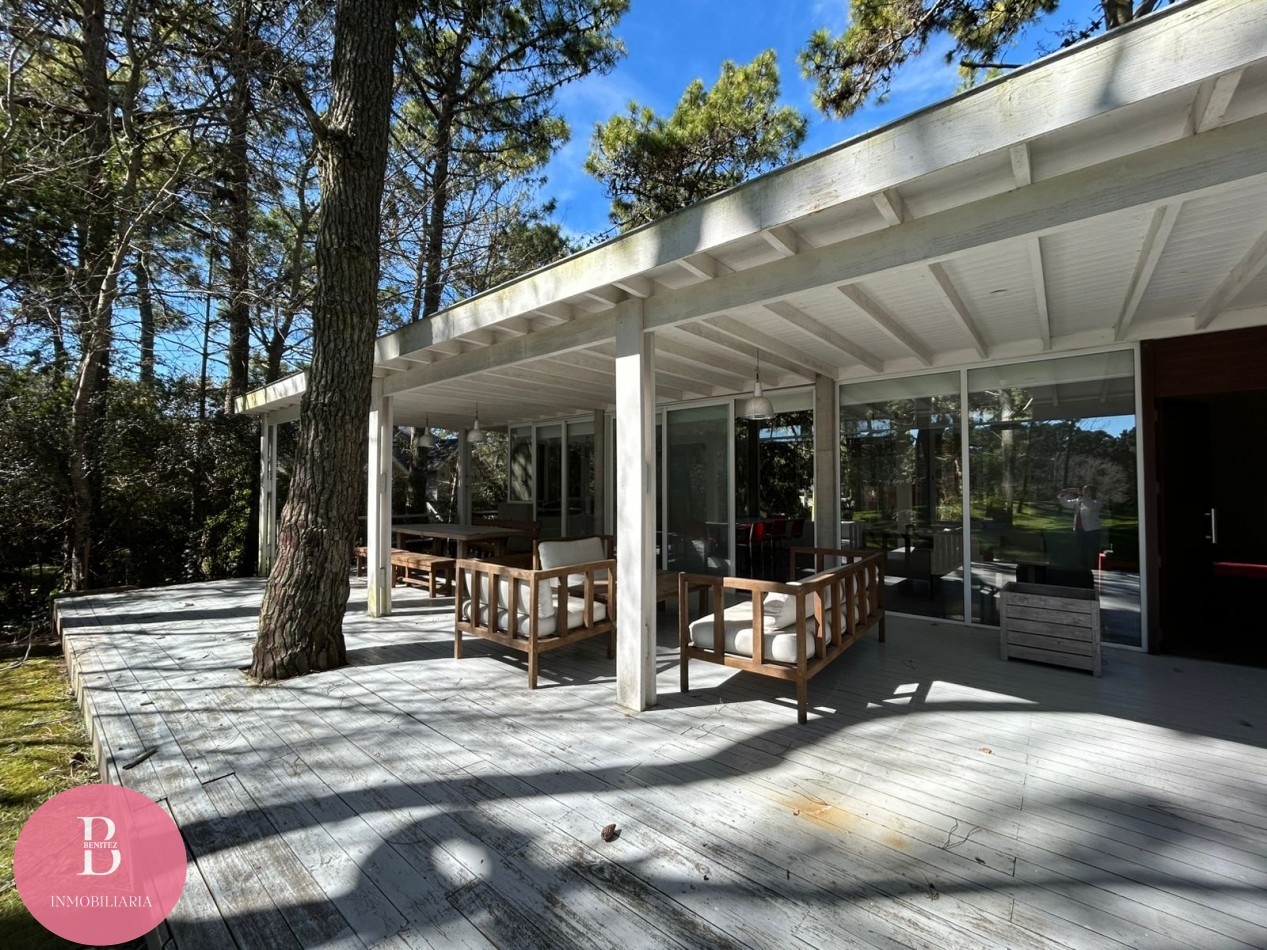 Casa Moderna Minimalista en el Bosque de Carilo con 4 Dormitorios 2 en Suite, Losa Radiante, Diseño de Hormigon Visto y Amplio Lote de 932 m²