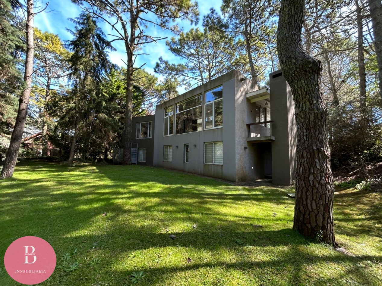 Casa Moderna Minimalista en el Bosque de Carilo con 4 Dormitorios 2 en Suite, Losa Radiante, Diseño de Hormigon Visto y Amplio Lote de 932 m²