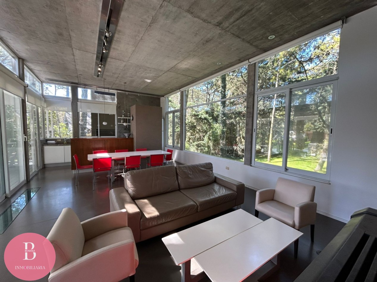 Casa Moderna Minimalista en el Bosque de Carilo con 4 Dormitorios 2 en Suite, Losa Radiante, Diseño de Hormigon Visto y Amplio Lote de 932 m²