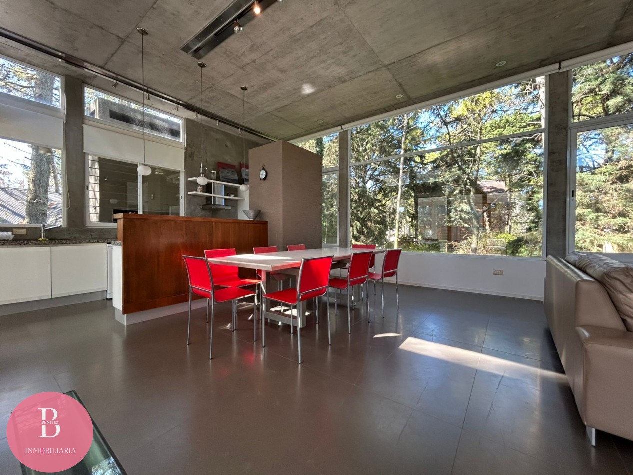 Casa Moderna Minimalista en el Bosque de Carilo con 4 Dormitorios 2 en Suite, Losa Radiante, Diseño de Hormigon Visto y Amplio Lote de 932 m²
