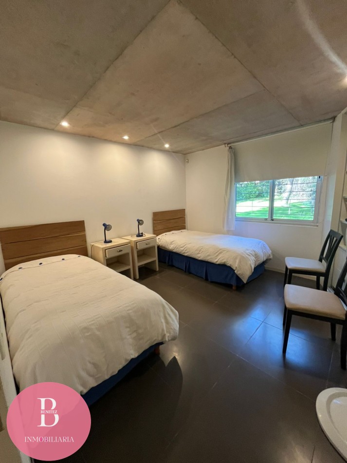 Casa Moderna Minimalista en el Bosque de Carilo con 4 Dormitorios 2 en Suite, Losa Radiante, Diseño de Hormigon Visto y Amplio Lote de 932 m²