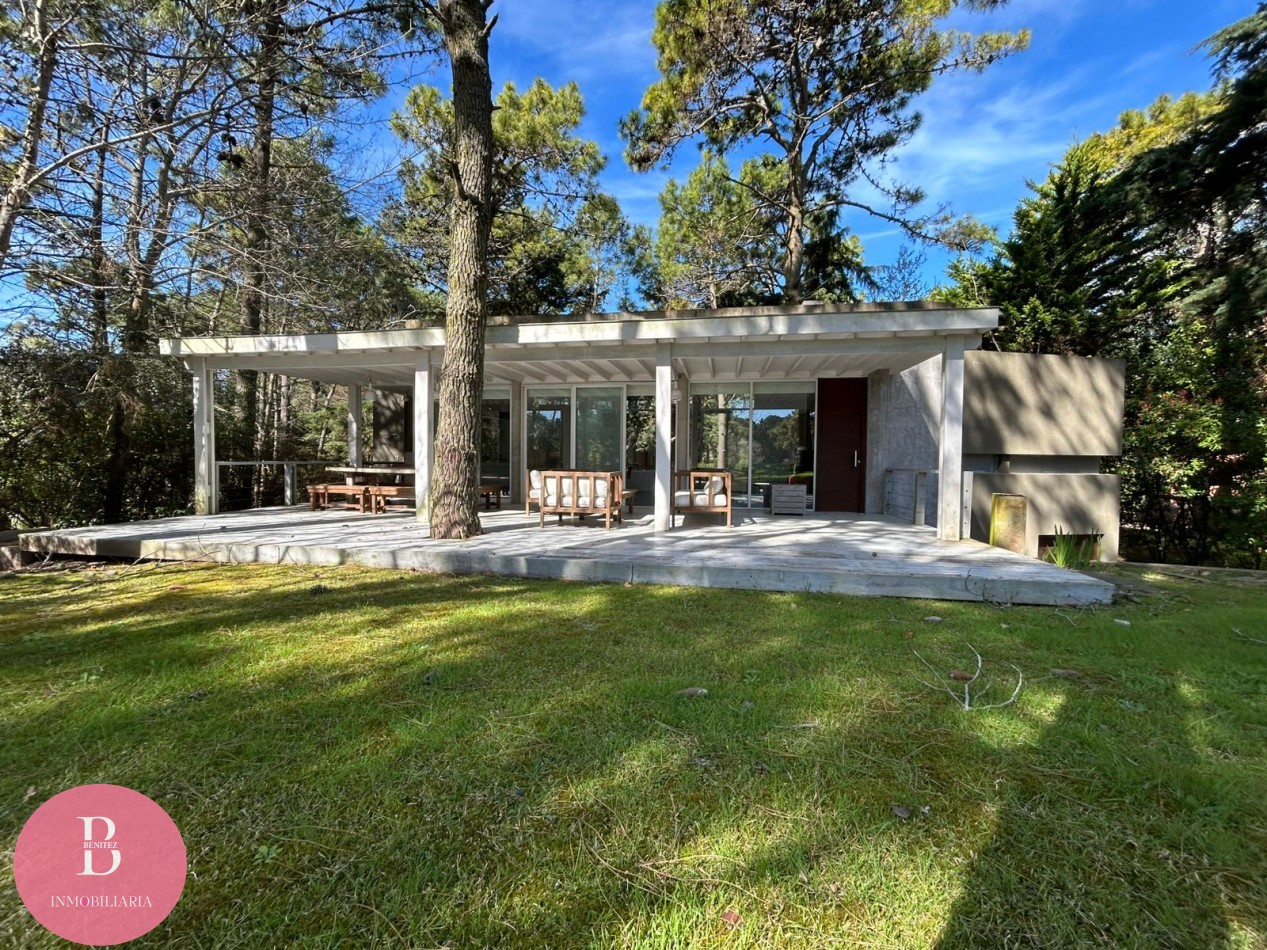 Casa Moderna Minimalista en el Bosque de Carilo con 4 Dormitorios 2 en Suite, Losa Radiante, Diseño de Hormigon Visto y Amplio Lote de 932 m²
