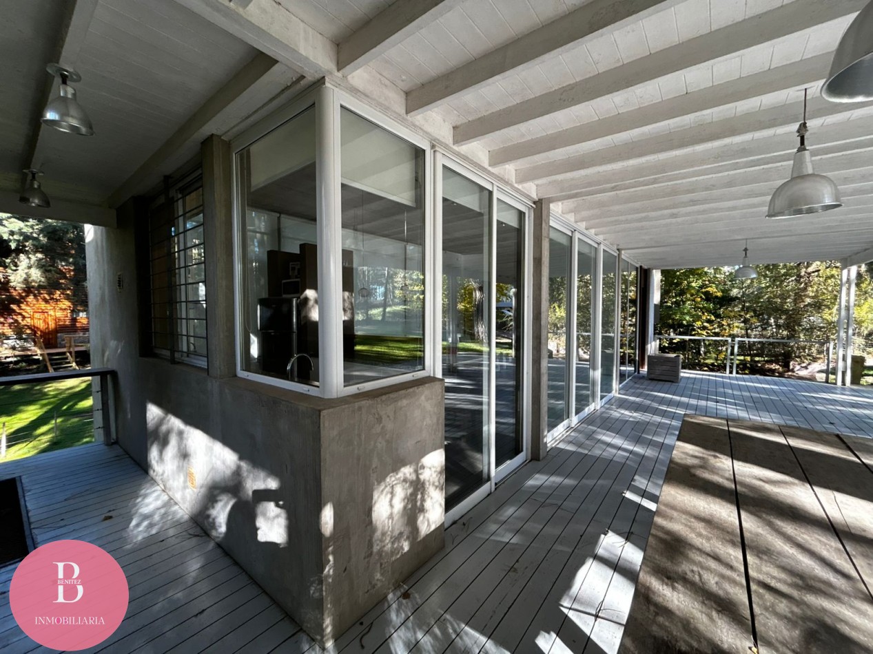 Casa Moderna Minimalista en el Bosque de Carilo con 4 Dormitorios 2 en Suite, Losa Radiante, Diseño de Hormigon Visto y Amplio Lote de 932 m²