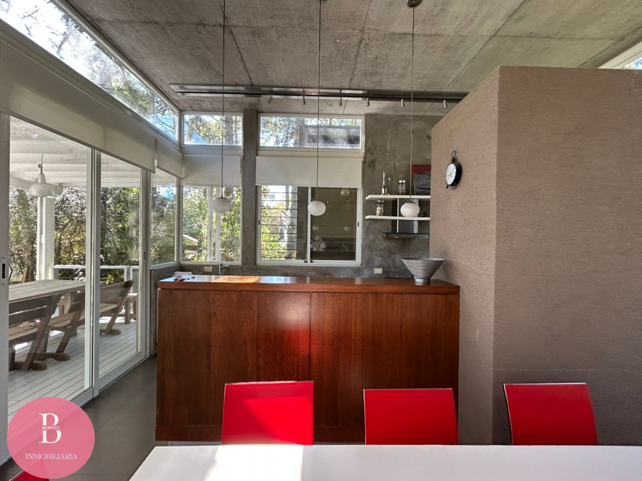 Casa Moderna Minimalista en el Bosque de Carilo con 4 Dormitorios 2 en Suite, Losa Radiante, Diseño de Hormigon Visto y Amplio Lote de 932 m²