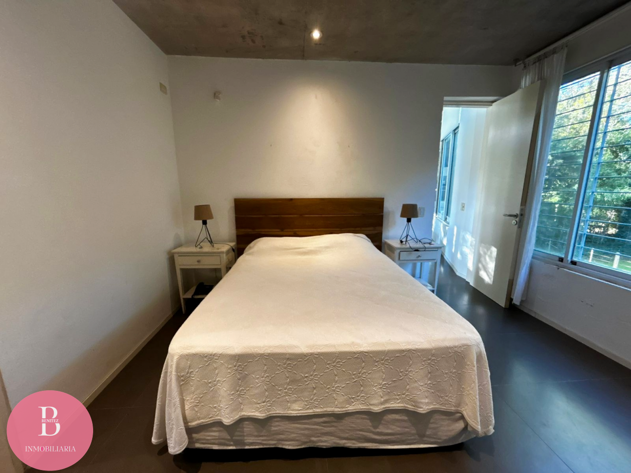 Casa Moderna Minimalista en el Bosque de Carilo con 4 Dormitorios 2 en Suite, Losa Radiante, Diseño de Hormigon Visto y Amplio Lote de 932 m²