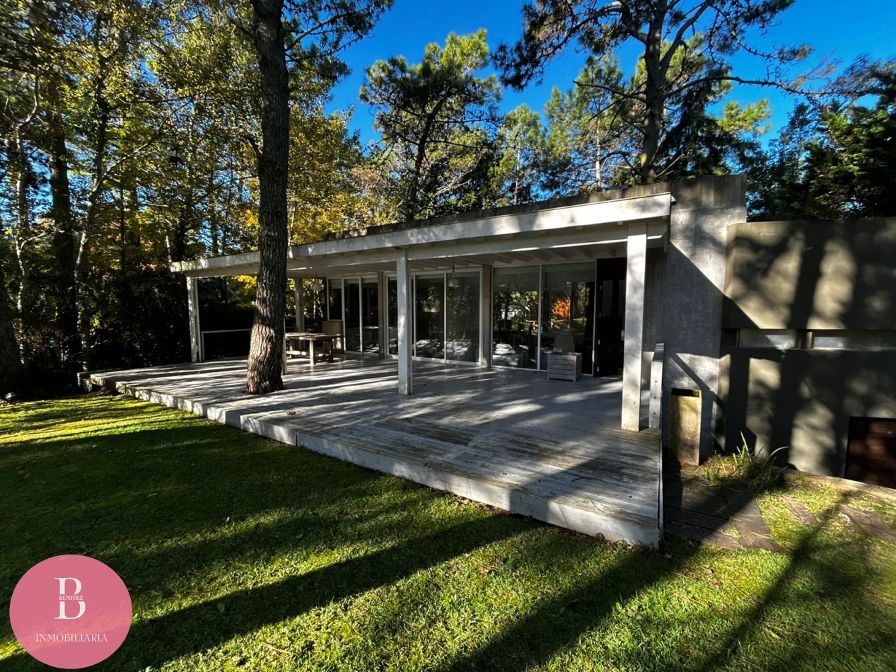 Casa Moderna Minimalista en el Bosque de Carilo con 4 Dormitorios 2 en Suite, Losa Radiante, Diseño de Hormigon Visto y Amplio Lote de 932 m²