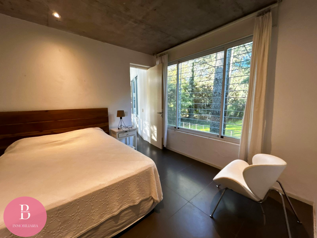 Casa Moderna Minimalista en el Bosque de Carilo con 4 Dormitorios 2 en Suite, Losa Radiante, Diseño de Hormigon Visto y Amplio Lote de 932 m²