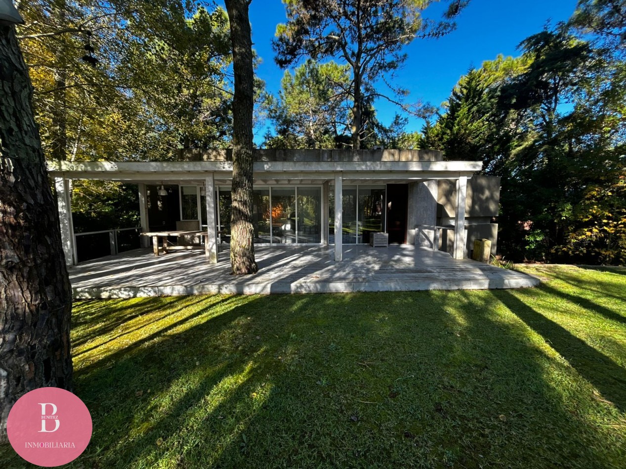 Casa Moderna Minimalista en el Bosque de Carilo con 4 Dormitorios 2 en Suite, Losa Radiante, Diseño de Hormigon Visto y Amplio Lote de 932 m²