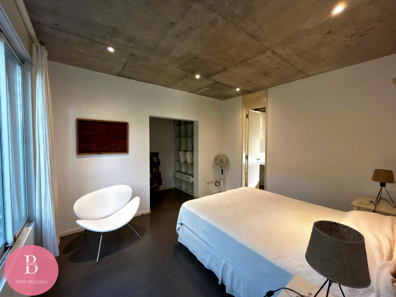 Casa Moderna Minimalista en el Bosque de Carilo con 4 Dormitorios 2 en Suite, Losa Radiante, Diseño de Hormigon Visto y Amplio Lote de 932 m²