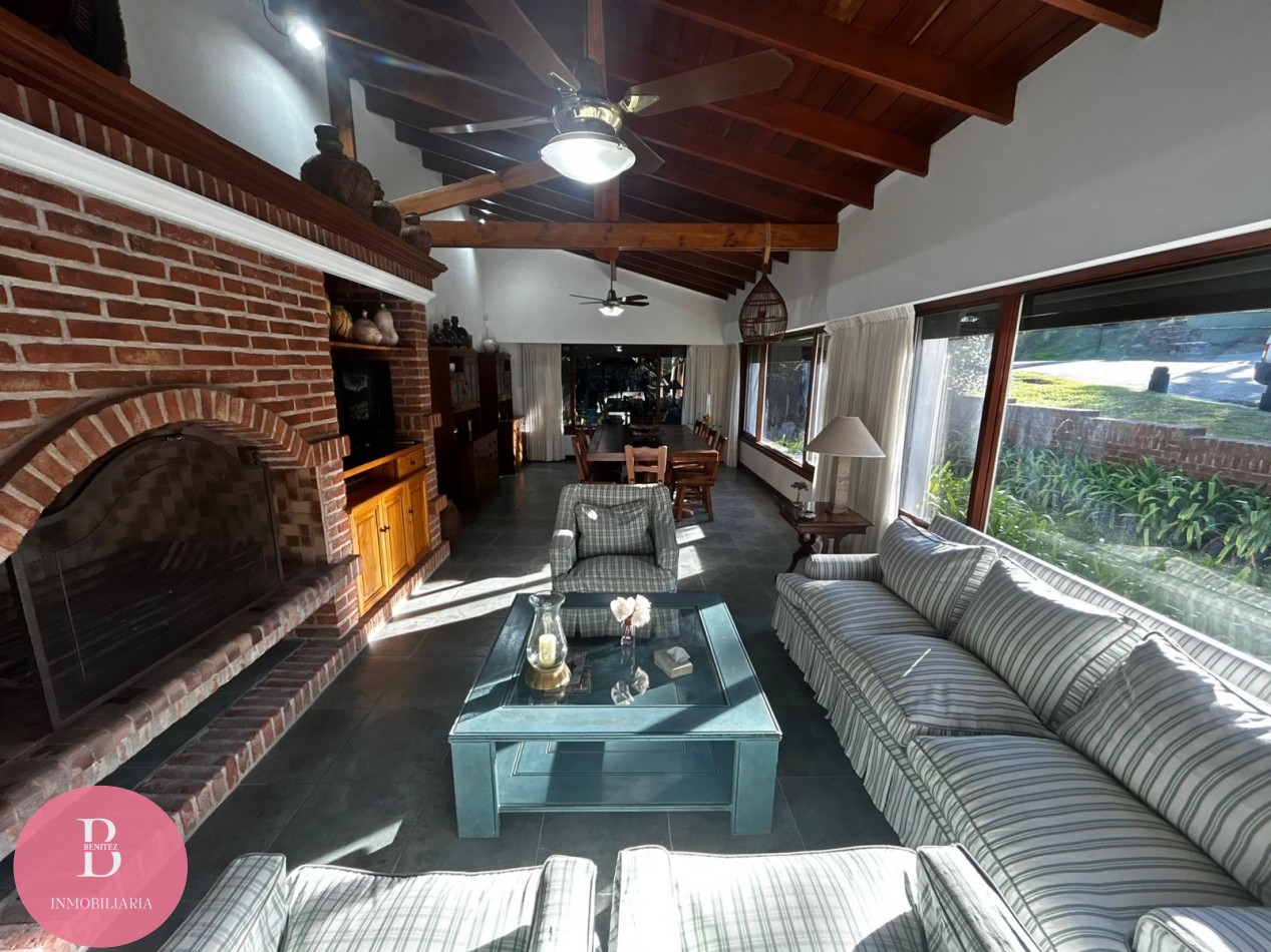 CASA EN VENTA EN LA MEJOR ZONA DE PINAMAR - OPORTUNIDAD 