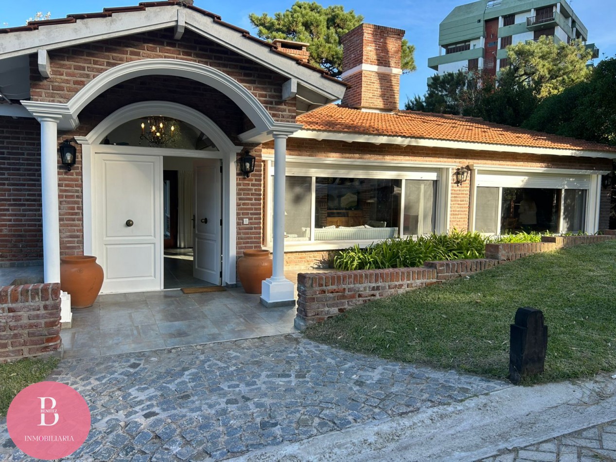 CASA EN VENTA EN LA MEJOR ZONA DE PINAMAR - OPORTUNIDAD 