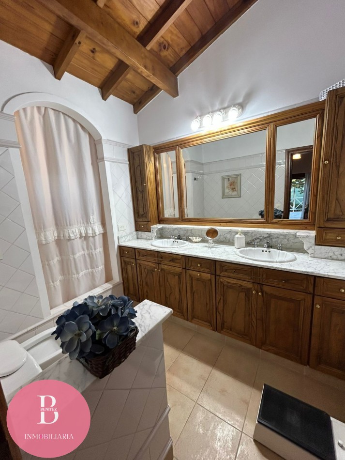 CASA EN VENTA EN LA MEJOR ZONA DE PINAMAR - OPORTUNIDAD 
