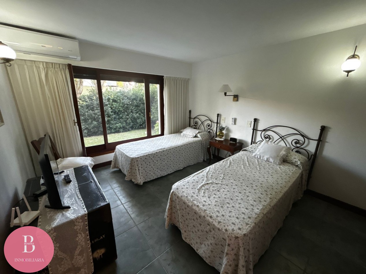 CASA EN VENTA EN LA MEJOR ZONA DE PINAMAR - OPORTUNIDAD 