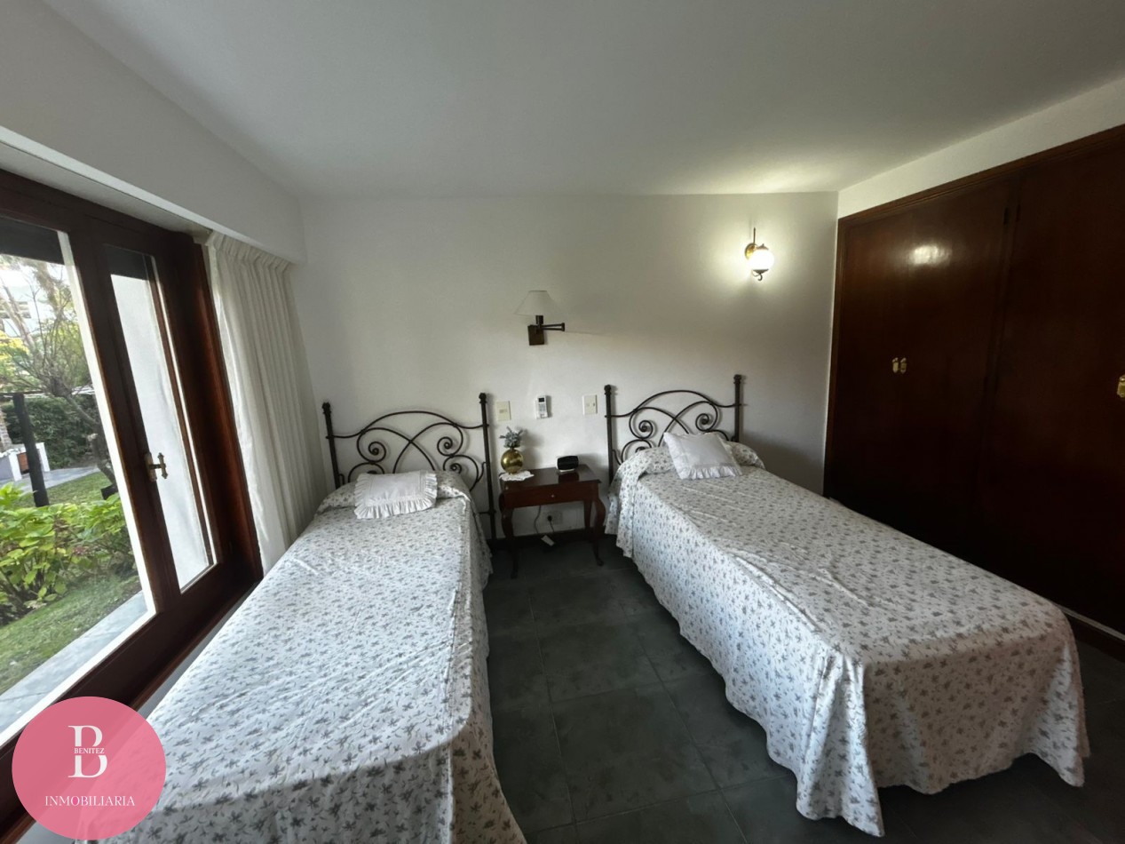 CASA EN VENTA EN LA MEJOR ZONA DE PINAMAR - OPORTUNIDAD 