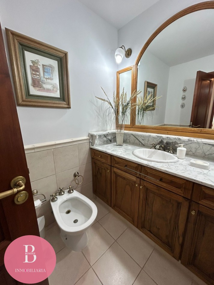 CASA EN VENTA EN LA MEJOR ZONA DE PINAMAR - OPORTUNIDAD 