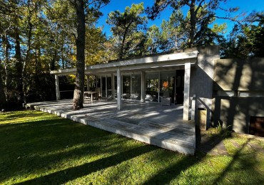 Casa Moderna Minimalista en el Bosque de Carilo con 4 Dormitorios 2 en Suite, Losa Radiante, Diseño de Hormigon Visto y Amplio Lote de 932 m²