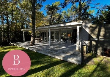 Casa Moderna Minimalista en el Bosque de Carilo con 4 Dormitorios 2 en Suite, Losa Radiante, Diseño de Hormigon Visto y Amplio Lote de 932 m²